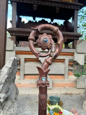 Посох Папы Римского: Спираль Жизни, из дерева Соно ручной работы, с камнями лабрадорит и голубой топаз.