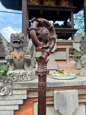 Посох Папы Римского: Спираль Жизни, из дерева Соно ручной работы, с камнями лабрадорит и голубой топаз.