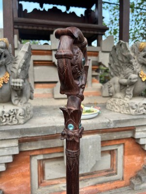 Посох Папы Римского: Спираль Жизни, из дерева Соно ручной работы, с камнями лабрадорит и голубой топаз.